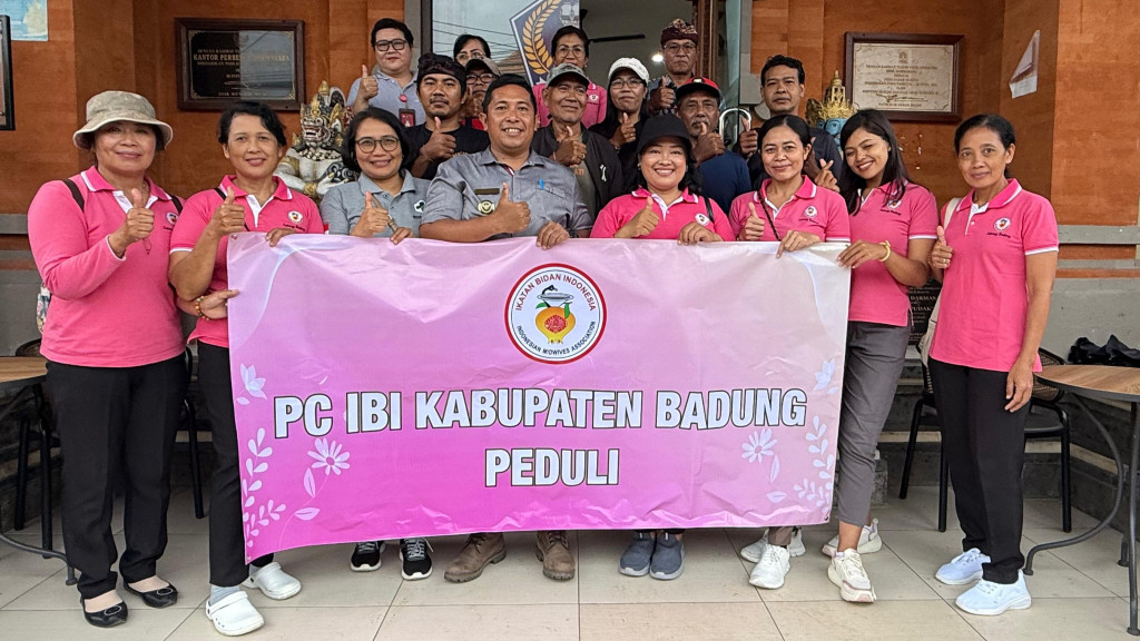 Penyerahan Bantuan kepada Warga Terdampak Bencana Sinergi Ikatan Bidan Indonesia dan Pemerintah Desa Darmasaba